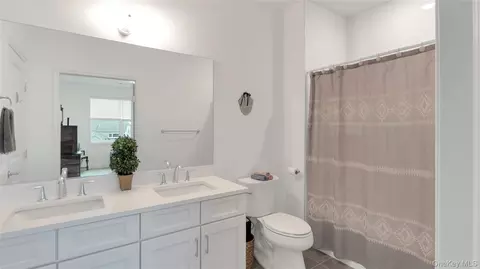 Bath - 272 Silver Timber Dr, Yaphank, NY 11980 photo 2 of 2
