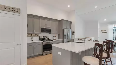 Kitchen - 272 Silver Timber Dr, Yaphank, NY 11980 photo 4 of 4