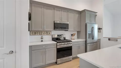 Kitchen - 272 Silver Timber Dr, Yaphank, NY 11980 photo 3 of 4