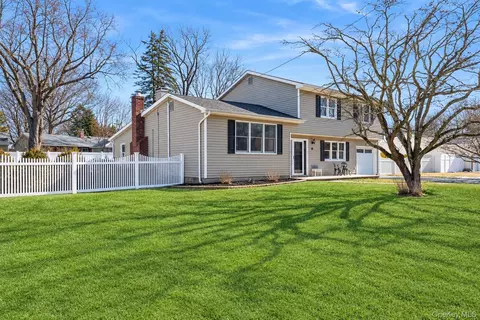153 Montrose Dr, Port Jefferson Station, NY 11776