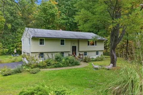 5 Stonehedge Ave, New Paltz, NY 12561
