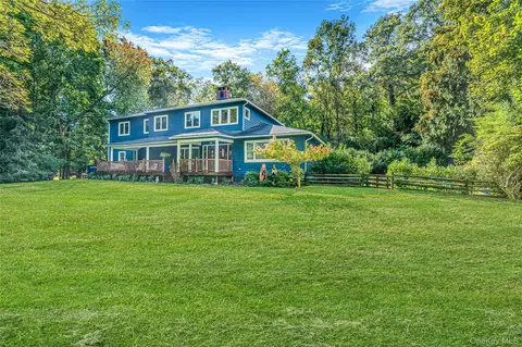 36 Circle Dr, Shoreham, NY 11786