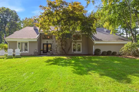 2 White Cap Ct, Huntington, NY 11743