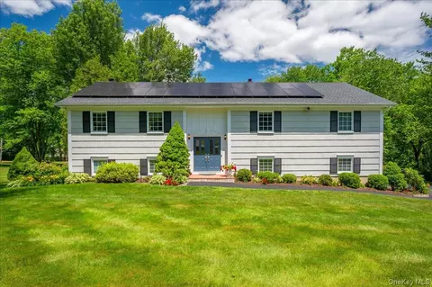 15 Watergate Dr, Amawalk, NY 10501