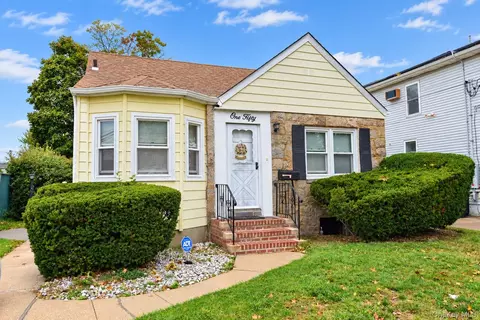 150 Franklin St, Elmont, NY 11003