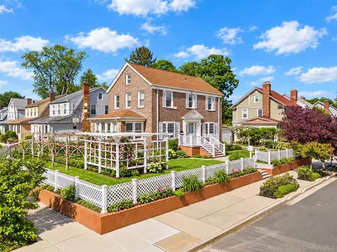 Exterior - 171-03 45th Ave, Flushing, NY 11358 photo 4 of 4
