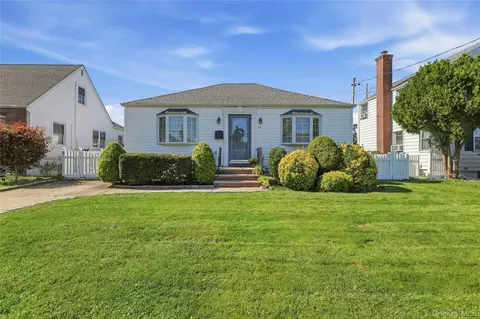 53 Greenway W, North Hempstead, NY 11040