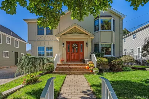 22 Clover Ave, Floral Park, NY 11001