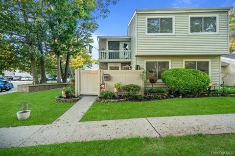 204 Springmeadow Dr #B, Holbrook, NY 11741