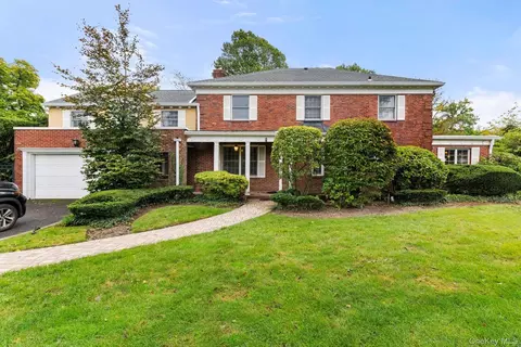 8 Keewaydin Rd, Lawrence, NY 11559