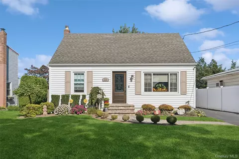 295 N Atlanta Ave, Massapequa, NY 11758