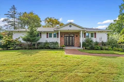 6 Channel Dr, North Hempstead, NY 11024