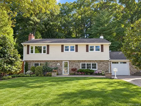 86 Iceland Dr, Huntington Station, NY 11746
