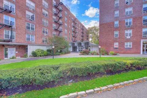 54-40 Little Neck Pkwy #6M, Little Neck, NY 11362