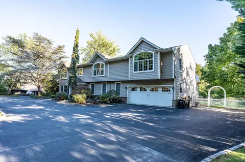 442 Wolf Hill Rd, Dix Hills, NY 11746