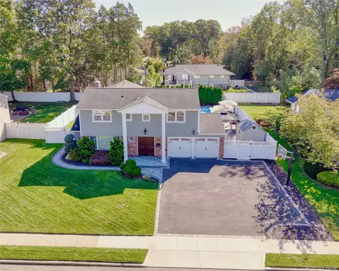 29 Voorhis Dr, Old Bethpage, NY 11804