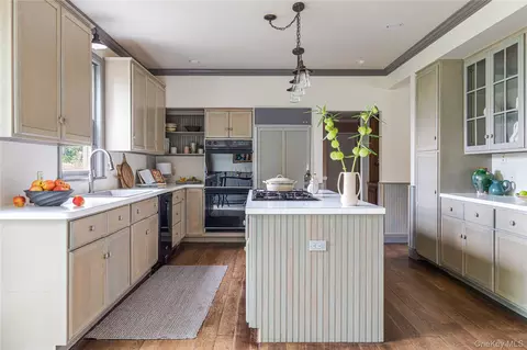 Kitchen - 79 Millbrook Rd, Wallkill, NY 12589 photo 3 of 3