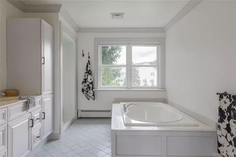 Bath - 79 Millbrook Rd, Wallkill, NY 12589 photo 2 of 4