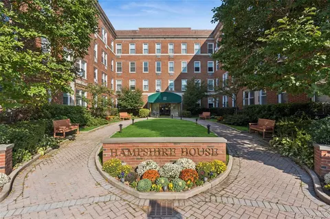 111 7th St #404, Garden City, NY 11530