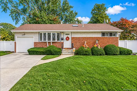 30 Janet Dr, Plainview, NY 11803