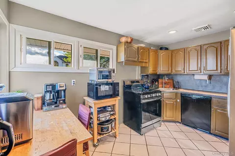 Kitchen - 30 Janet Dr, Plainview, NY 11803 photo 2 of 2