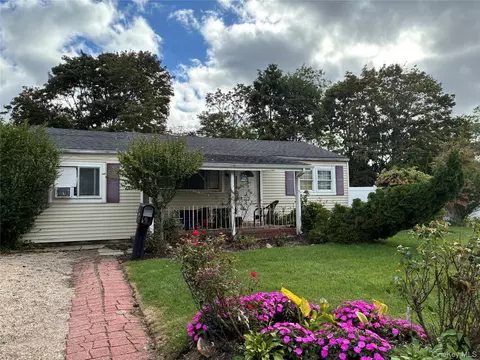 1515 Emkay St, Bay Shore, NY 11706