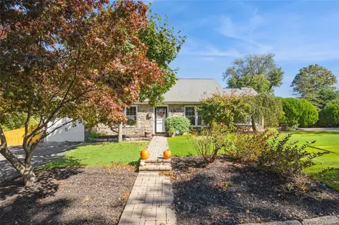 18 Juniper Pl, Huntington, NY 11743