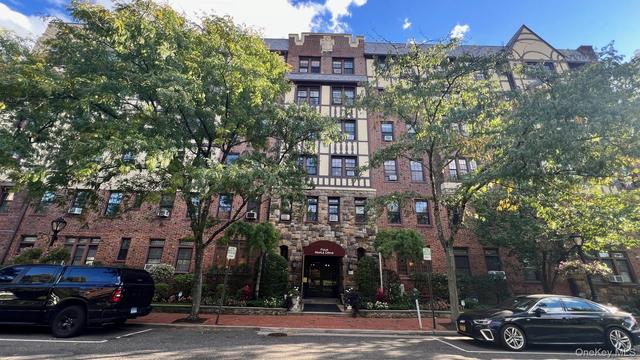 4 Maple Dr #6F, North Hempstead, NY 11021