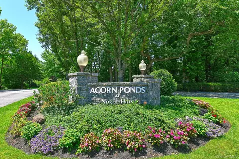 19 Frost Pond Dr, North Hempstead, NY 11576