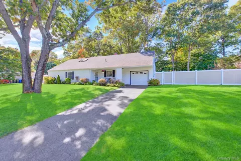 14 Campus Ln, Lake Ronkonkoma, NY 11779