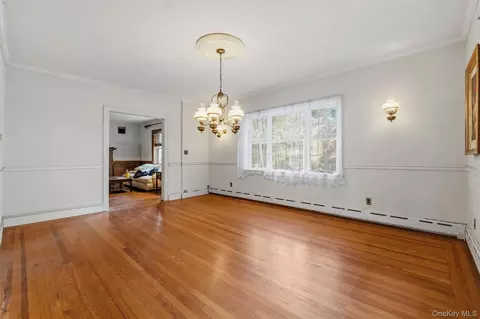 Dining - 132 E 238th St, New York, NY 10470 photo 2 of 3