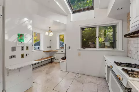 Kitchen - 132 E 238th St, New York, NY 10470 photo 3 of 4