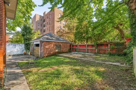 Exterior - 132 E 238th St, New York, NY 10470 photo 7 of 8
