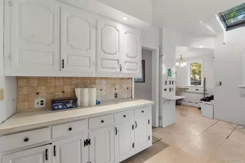 Entry Way - 132 E 238th St, New York, NY 10470 photo 3 of 5