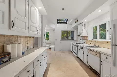 Kitchen - 132 E 238th St, New York, NY 10470 photo 1 of 4