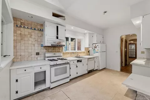 Kitchen - 132 E 238th St, New York, NY 10470 photo 2 of 4