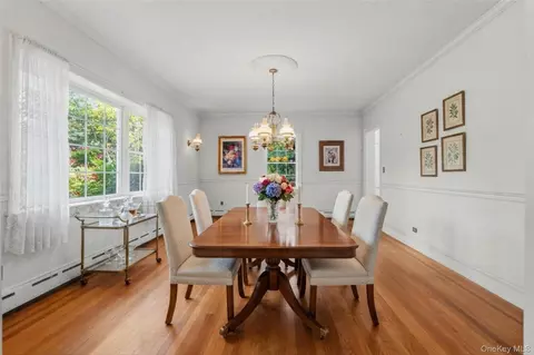 Dining - 132 E 238th St, New York, NY 10470 photo 1 of 3