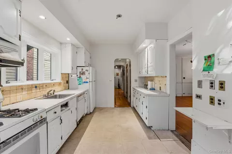 Entry Way - 132 E 238th St, New York, NY 10470 photo 2 of 5