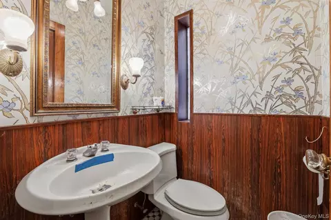 Bath - 132 E 238th St, New York, NY 10470 photo 1 of 3