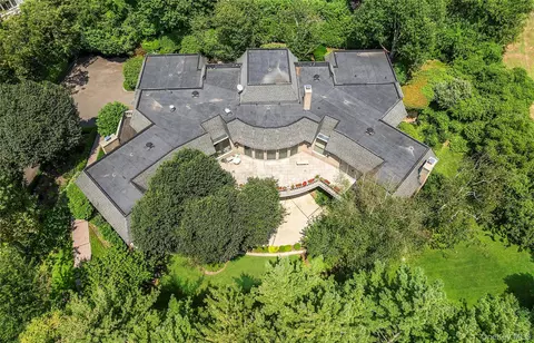13 Chanticlare Dr, North Hempstead, NY 11030