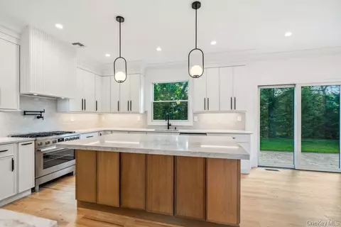 Kitchen - 32 Jerold St, Plainview, NY 11803 photo 4 of 5