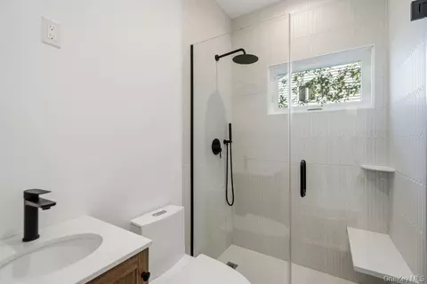 Bath - 32 Jerold St, Plainview, NY 11803 photo 1 of 7