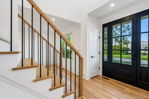Entry Way - 32 Jerold St, Plainview, NY 11803 photo 2 of 6