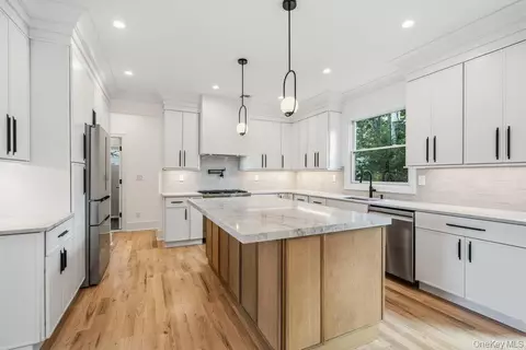 Kitchen - 32 Jerold St, Plainview, NY 11803 photo 3 of 5