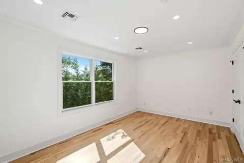 Bedroom - 32 Jerold St, Plainview, NY 11803 photo 5 of 6
