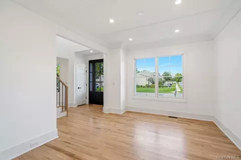 Living - 32 Jerold St, Plainview, NY 11803 photo 1 of 8