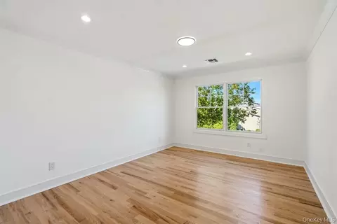 Bedroom - 32 Jerold St, Plainview, NY 11803 photo 6 of 6