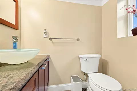 Bath - 52 Winthrop Rd, Plainview, NY 11803 photo 3 of 3