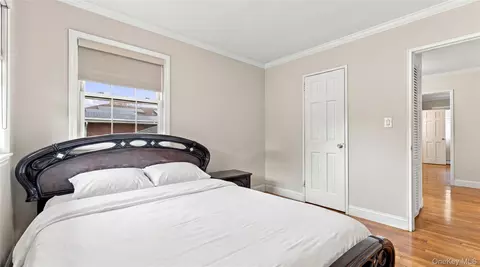 Bedroom - 52 Winthrop Rd, Plainview, NY 11803 photo 2 of 5