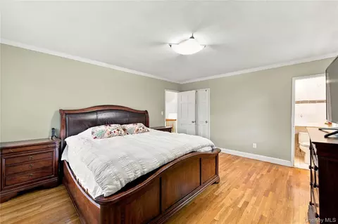 Bedroom - 52 Winthrop Rd, Plainview, NY 11803 photo 1 of 5